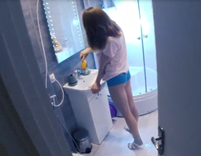 Encuentra a la hermana en pijama y le da una buena follada. 1