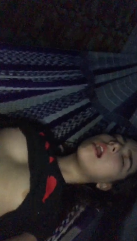 Zorrita se masturba con un cepillo y se graba 1