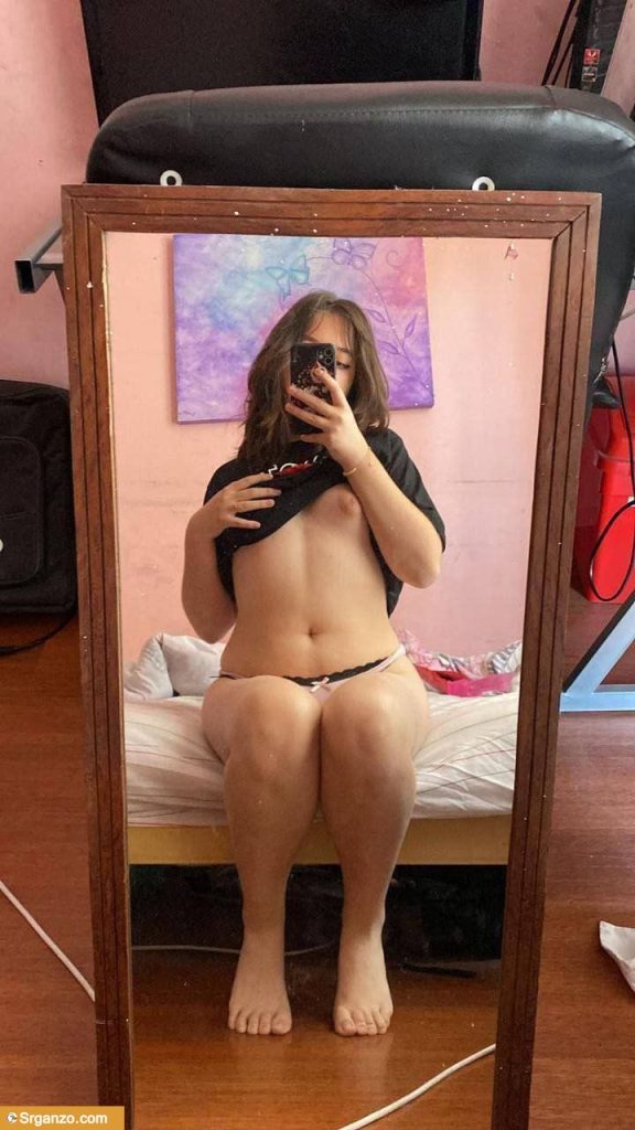 Mi novia me pasa fotos y videos toqueteándose 1