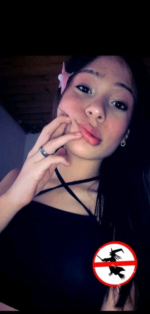 Peladita de dedos largos sabe como usarlos 1