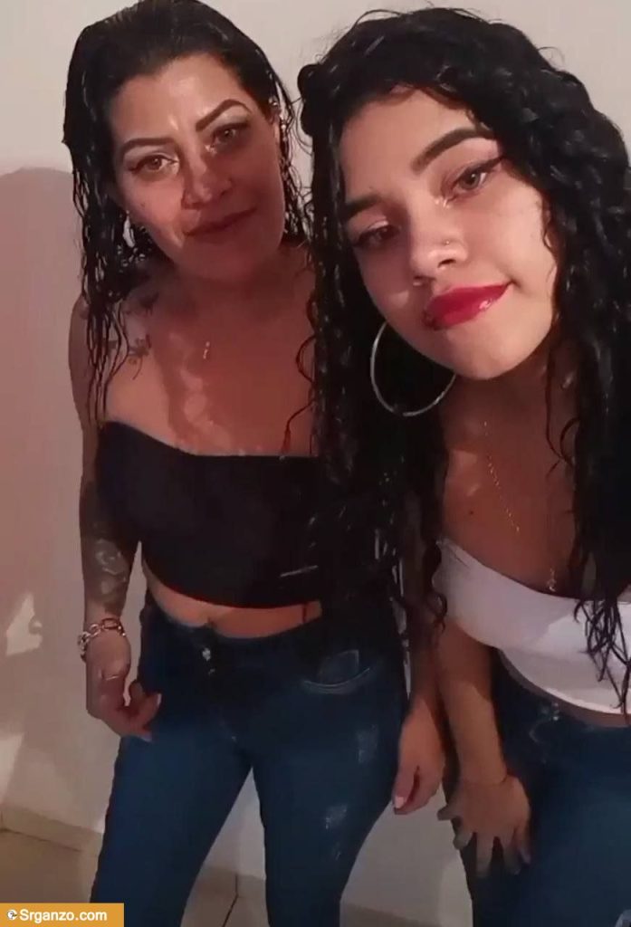 Madre eh hija se masturban juntas y se graban videos. 1