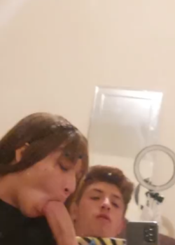 Morra petera se la chupa a su mejor amigo y se graba en video. 20