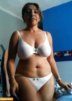 Mi suegra se pasea desnuda en la casa buscando mi verga. 17