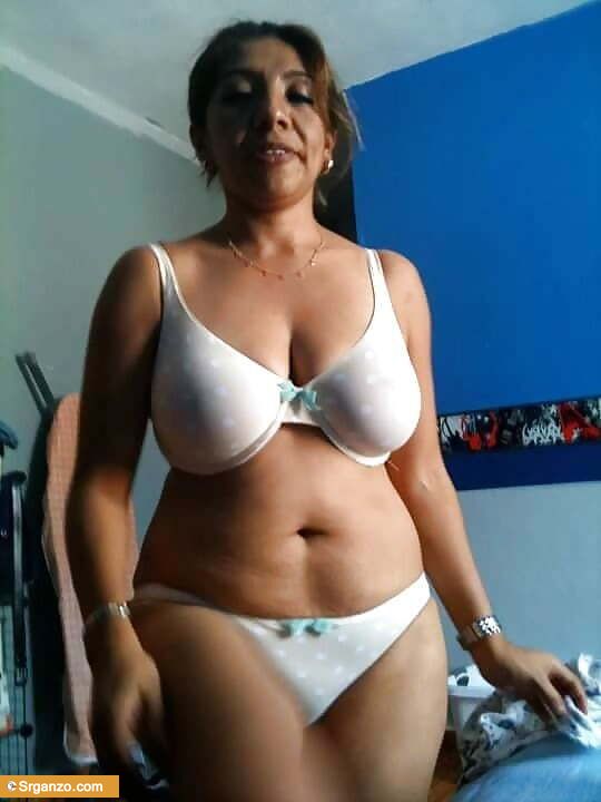 Mi suegra se pasea desnuda en la casa buscando mi verga. 1