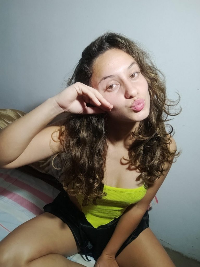 Anto colegiala aporta con sus fotos nudes 1