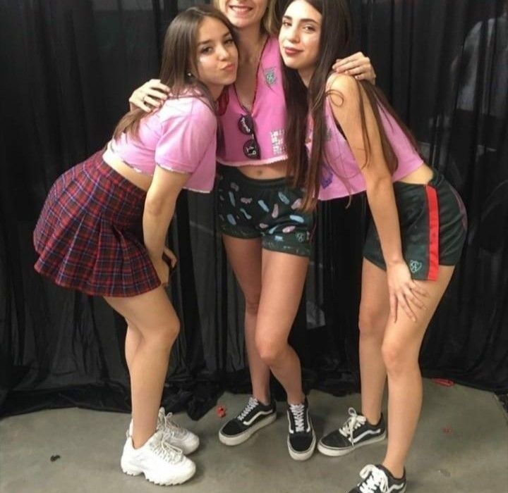 Colegialas putitas calientes mandan su pack 1