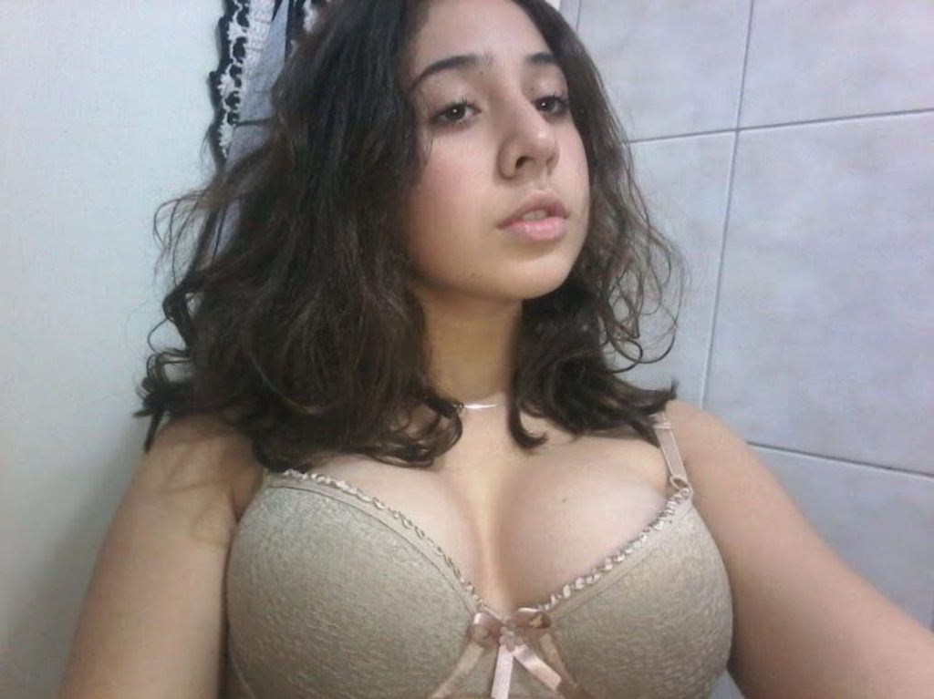 Pendeja colegiala sedienta de mi verga me manda nudes 1