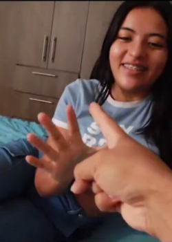 Piedra papel o tijeras hasta que la deje sin ropa 7