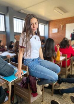 Tierna Colegiala blanquita+ 9 videos filtrados+ Nudes 20