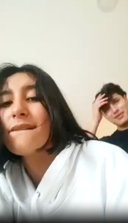 Pendeja queriendose hacer la mas puta para CACHAR 1
