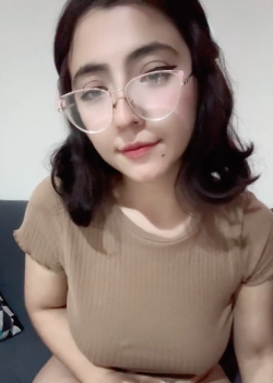 Jovencita nerd en acción 2