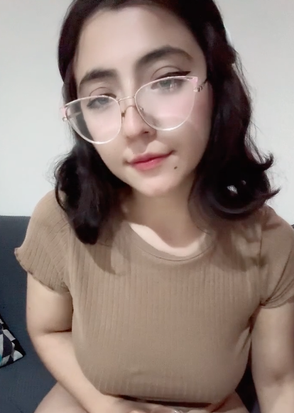 Jovencita nerd en acción 1