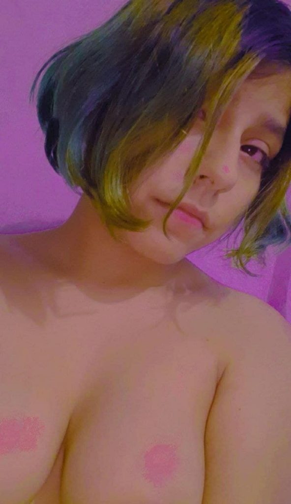 Morrita mexicana adolescente se graba videos y fotos 1