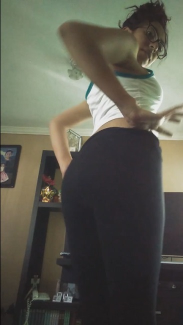 Flaquita de lentes se baja la licra para mostrar un CULOTE + video 1