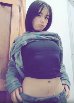 Jovencita traviesa le dio por tocarse y compartirlo 21