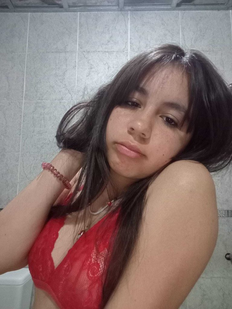 Jovencita con cara de mosquita muerta + video 1
