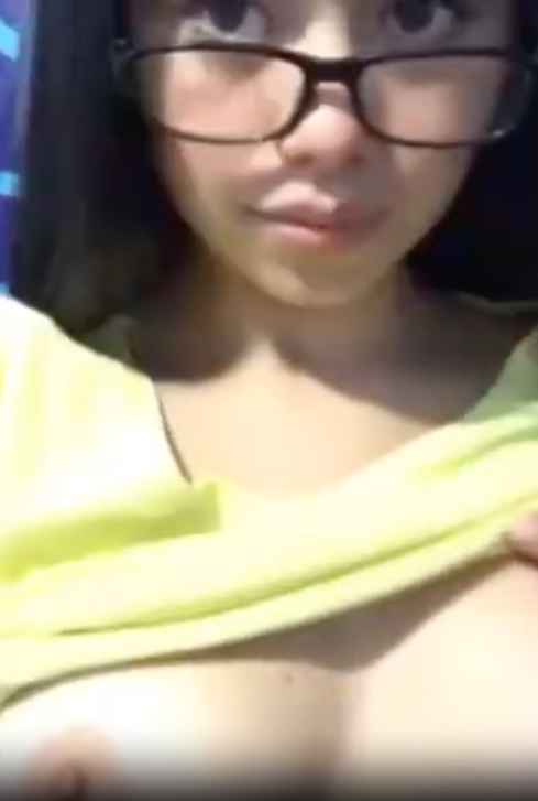 Peladita tetona demostrando porque es la putita muy rica del cole 1