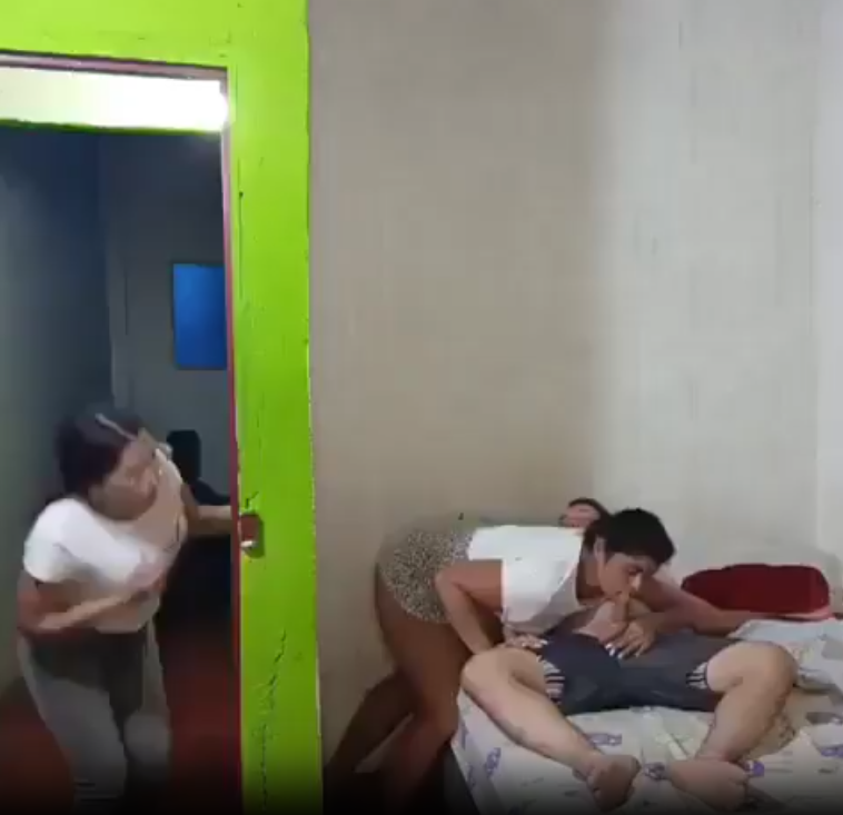 PILLADA follando y se masturba 1