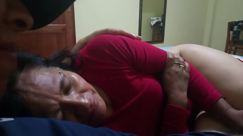 Otra vez con mi suegra, le encanta tener sexo todo el dia conmigo 1