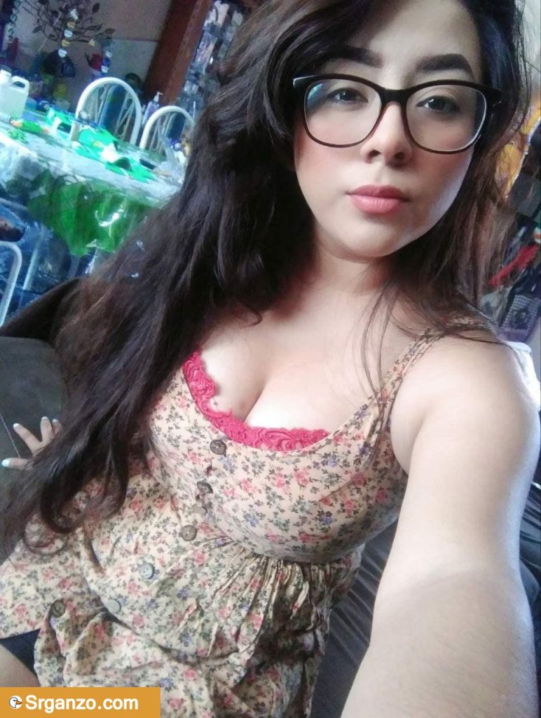 Morra de lentes haciendo delicioso 1