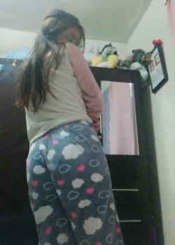 Putita colegiala desnuda pasa video travieso. 21