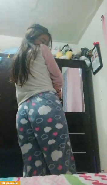 Putita colegiala desnuda pasa video travieso. 1