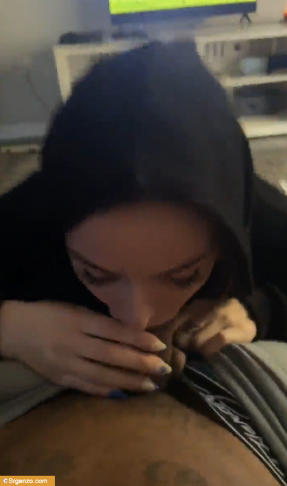 Se la mete hasta el fondo para tragarse la lechita. 1