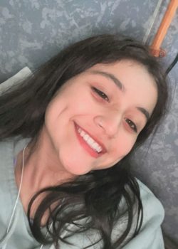 Nenita masturbándose y sacando el juguito de la concha. 6