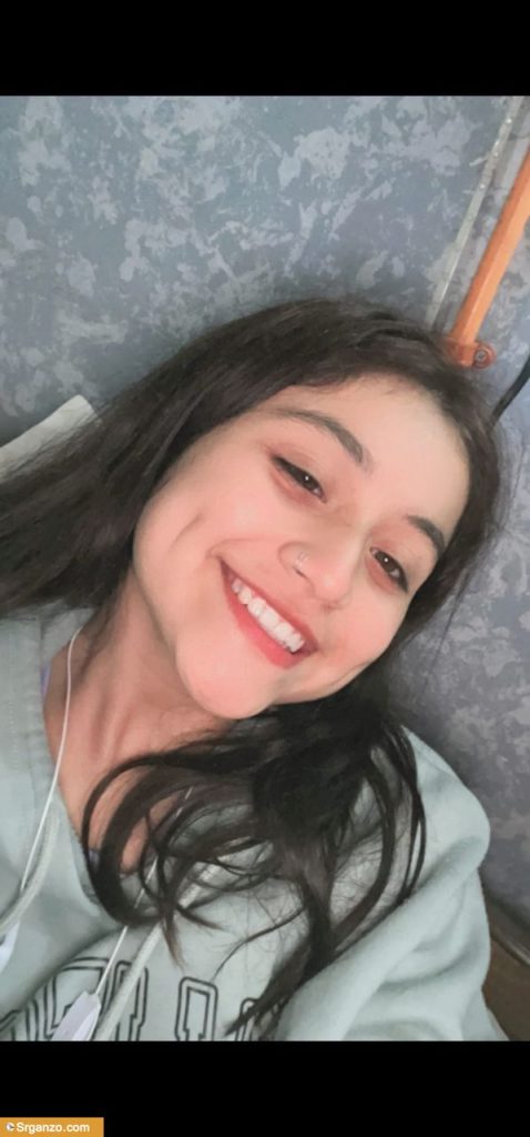 Nenita masturbándose y sacando el juguito de la concha. 1