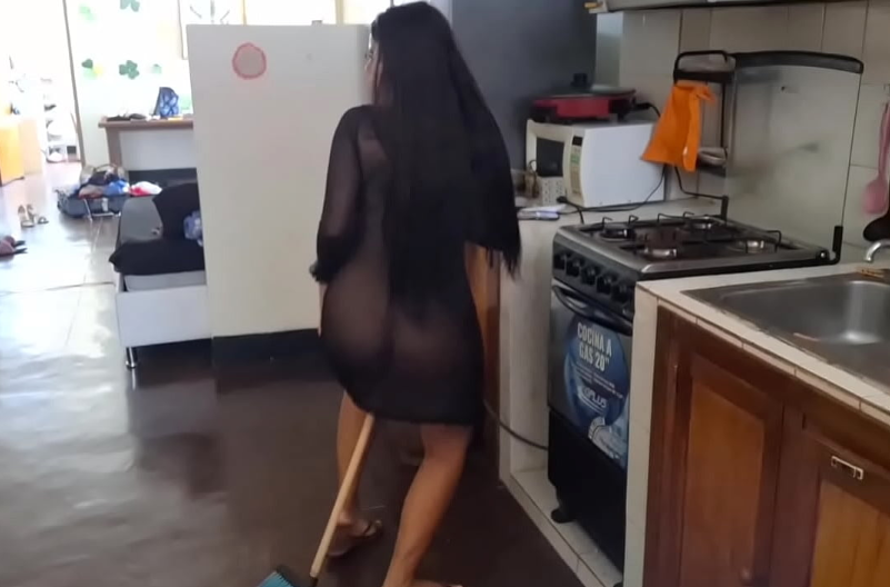 SE metio el palo de escoba en la cocina muy CALIENTE 1