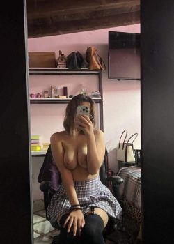 Colegiala uniformada le manda fotos hot al novio 5