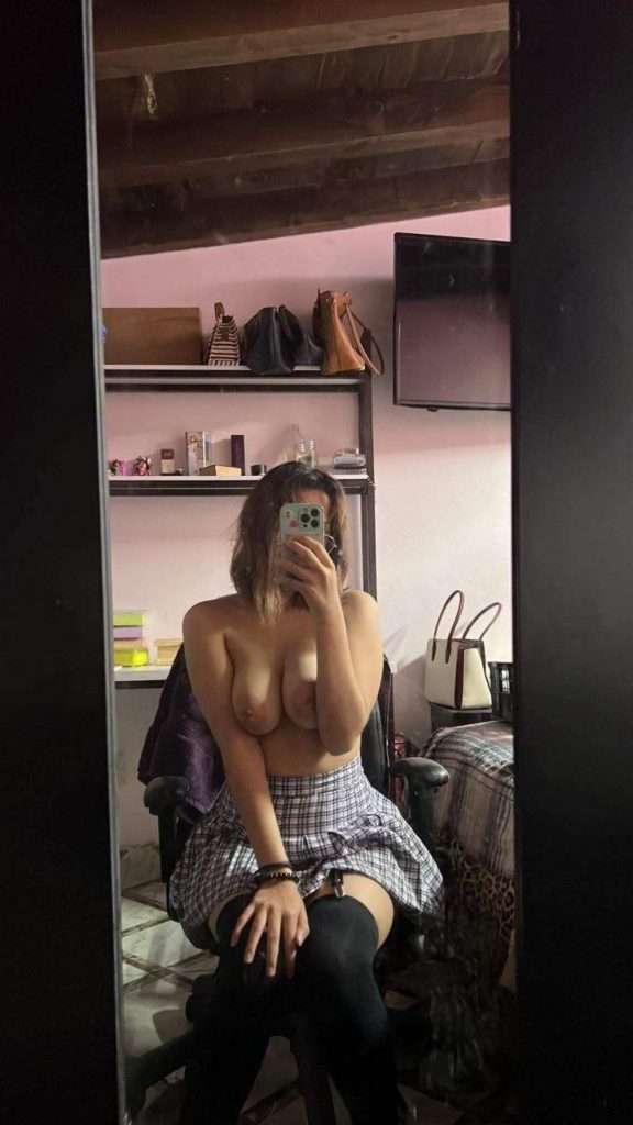 Colegiala uniformada le manda fotos hot al novio 1