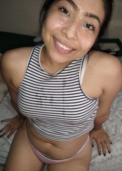 Pendeja culona le dejan la cara llena de leche 3