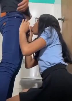 Sale de clases para coger y tragar leche en los baños 7