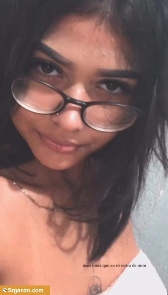 Sexy videos de esta morenita 1