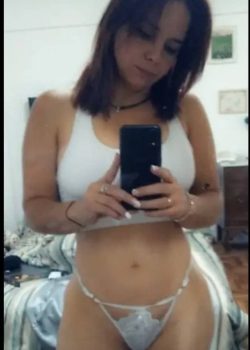 Esta buenona pasa pack divino masturbando ricolino. 13