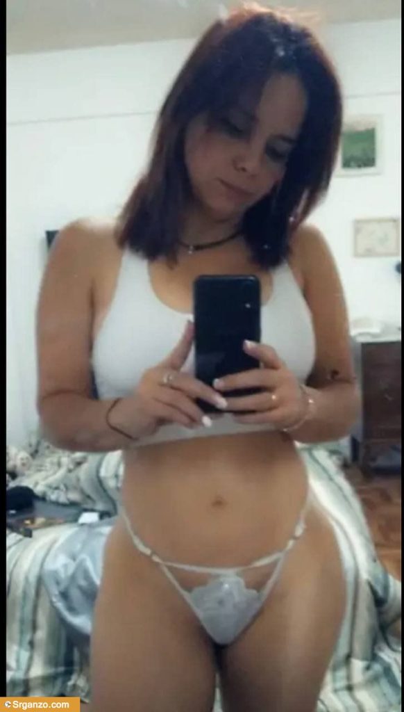 Esta buenona pasa pack divino masturbando ricolino. 1