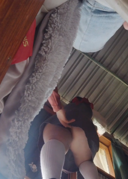 Estudiantes de carpinteria las graba bajo falda mientras ellas aprenden 4