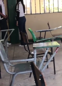 Se la quiere CHUPAR en el aula de clases 4