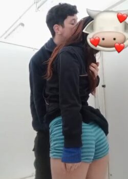 La culona de clase se la cogen en los baños 2