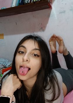 La mejor amiga de mi novia es una puta y me manda fotos 6