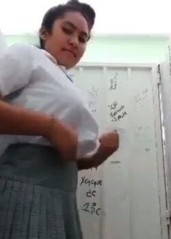 Colegiala Tetona Se Desnuda En Los Baños Y Se Hace Viral 8