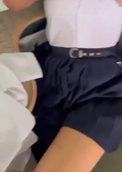 La ponen a mamar y coger en el aula 2