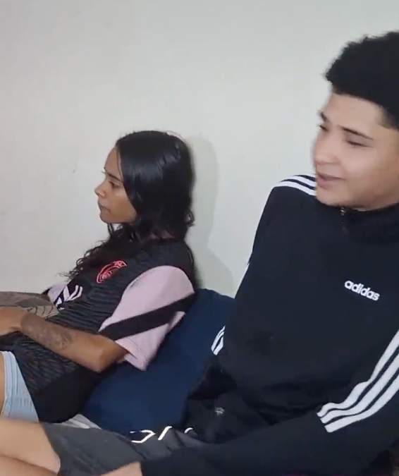 Un amigo travieso pide ver una película de anime con su amiga y terminan FOLLANDO 1