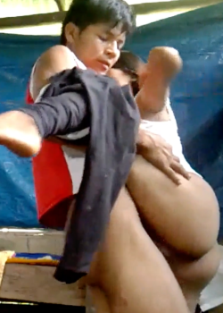 folla a escondidas con su novia sin condón 4