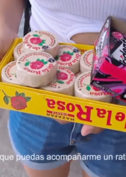 Pequeña Vendedora Ambulante Termina en un Hotel con un Desconocido 11