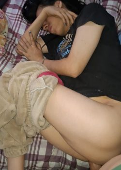 Aprovechando que mi primita se queda dormida en mi cama 21