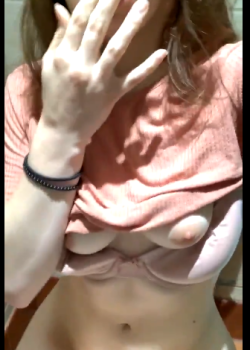 Pequeñas y ricas tetas las de mi prima 19