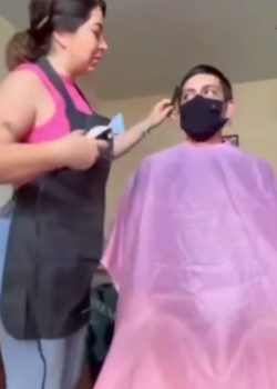 VIRAL es la peluquera muy CALIENTE 7