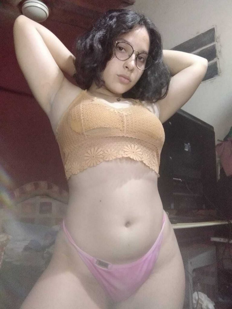 Morrita de rico cuerpo solita en su casa enseña todo 1